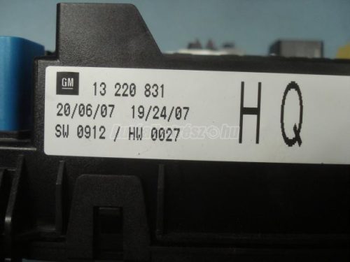OPEL ASTRA H - 2005 - 13220831HQ  - biztosítéktábla