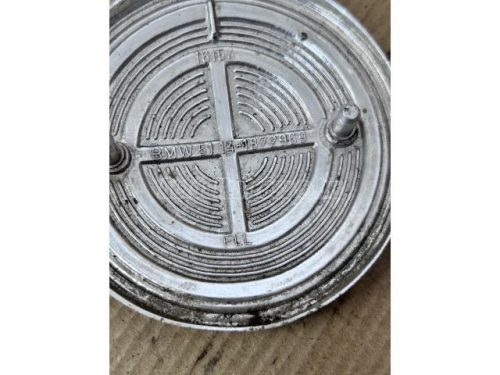 csomagtérajtó embléma