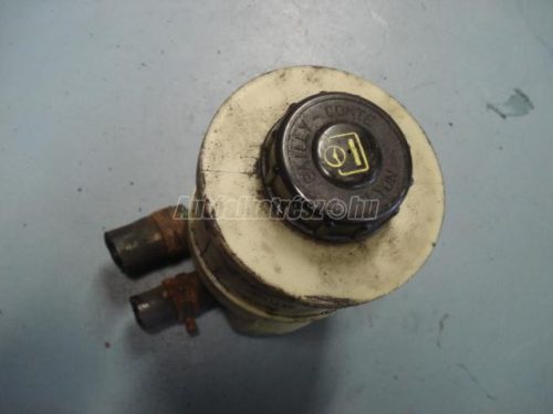 kormányszervó olajtartálya