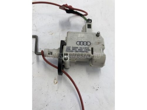 AUDI A4 - 2006 - 8E0862153A - tankajtó zár motor