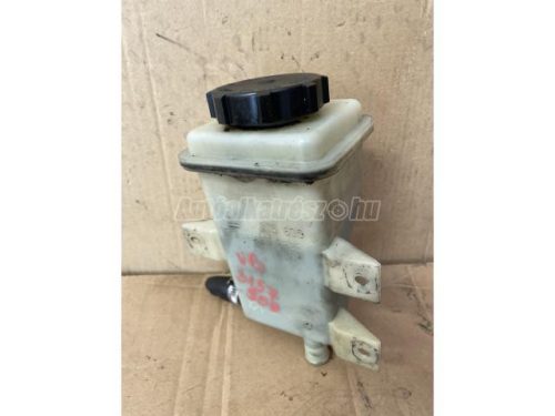 szervokormány olajtartálya