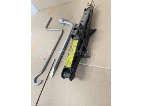 Toyota Yaris 091110D010 gyári emelő