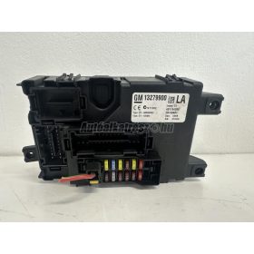 OPEL CORSA D - 2011 - 13279900 - biztosítéktábla