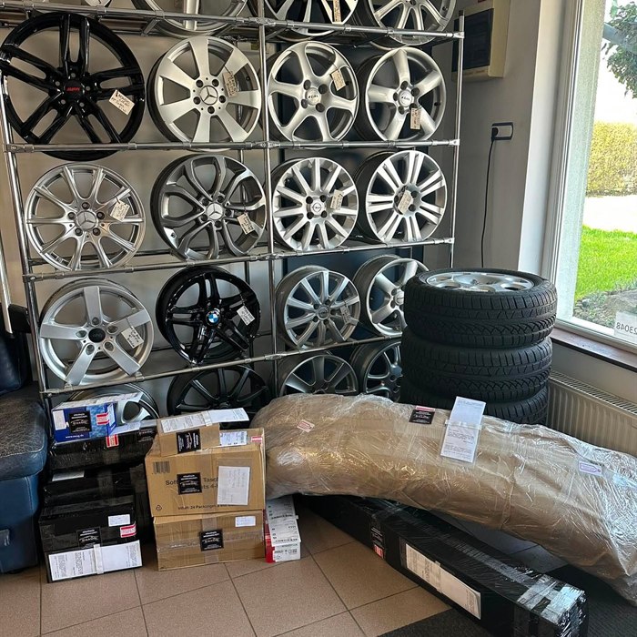 Rendezett raktársor polcokkal a Ricambi Auto telephelyén