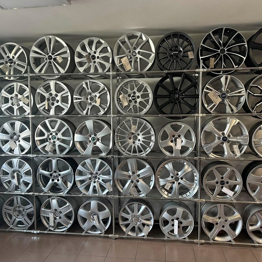 Bontott gyári alufelnik polcokon a Ricambi Auto raktárában